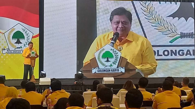 Ketua Umum Partai Golkar Airlangga Hartarto (tengah)