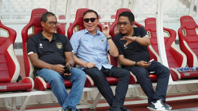 Ketum PSSI, Mochamad Iriawan, bersama manajer timnas, Endri Erawan dan Sumardji.