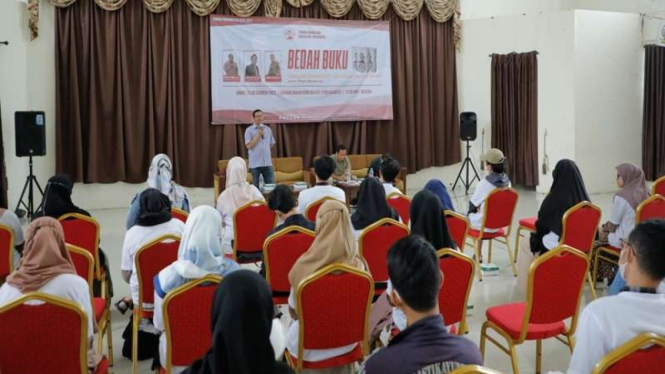 Bedah buku Ganjar Pranowo 'Memimpin dengan Akrab' 