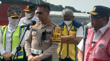 Kepala Korps Lalu Lintas Polri Irjen Pol Firman Shantyabudi (kedua dari kiri) bersama Menteri Perhubungan Budi Karya Sumadi (kanan) berbicara kepada wartawan di Dermaga 2 Pelabuhan Merak, Kota Cilegon, Banten, Sabtu, 24 Desember 2022.