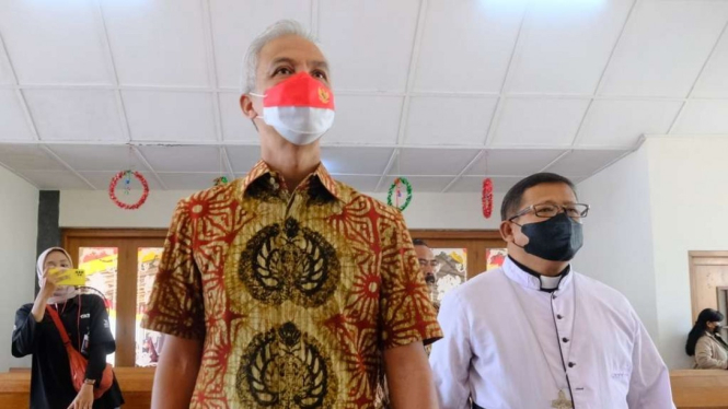 Gubernur Jawa Tengah Ganjar Pranowo di sela-sela peninjauan gereja menjelang perayaan Natal di Solo, Jawa Tengah, Sabtu, 24 Desember 2022.