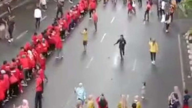 Jepretan layar (screenshot) video rekaman peristiwa tarik tambang yang digelar Ikatan Alumni Universitas Hasanuddin Sulawesi Selatan di Makassar dan menewaskan seorang warga.