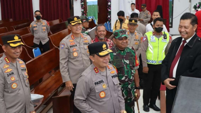 Kepala Polda Metro Jaya Irjen Pol Mohammad Fadil Imran, Sabtu, 24 Desember 2022, mengecek pengamanan jelang perayaan malam misa Natal di sejumlah gereja kawasan Kota Tangerang, Banten.