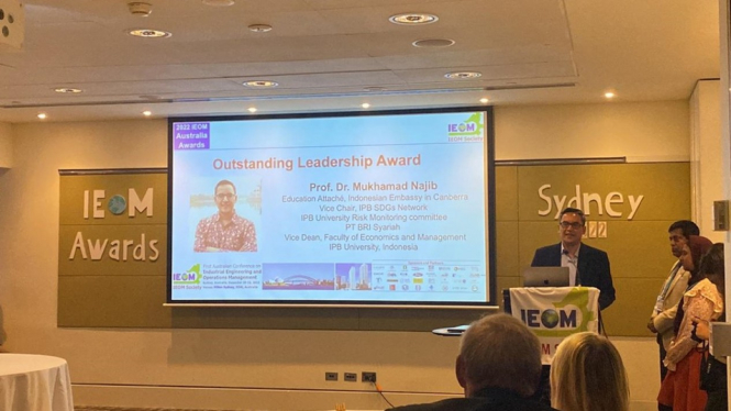 Prof Mukhamad Najib Terima Penghargaan Outstanding Leadership Award 2022