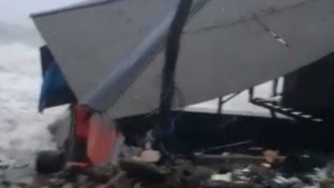 Gelombang pasang air laut rusak rumah di Majene, Sulawesi Barat.