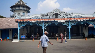 Sejumlah orang melintas di halaman Keraton Kasunanan Surakarta