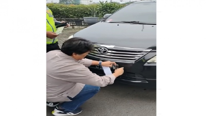 Polisi menindak mobil pelat merah diganti dengan pelat RF
