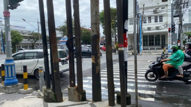 Tiang Listrik Di Kayutangan Heritage Halangi Jalur Zebra Cross 