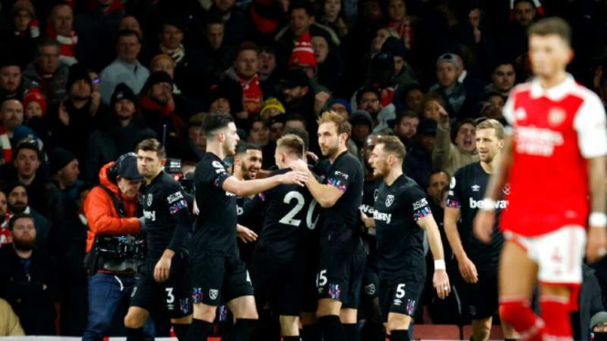 Pemain West Ham United rayakan gol Said Benrahma