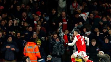 Pemain Arsenal rayakan gol Gabriel Martinelli.