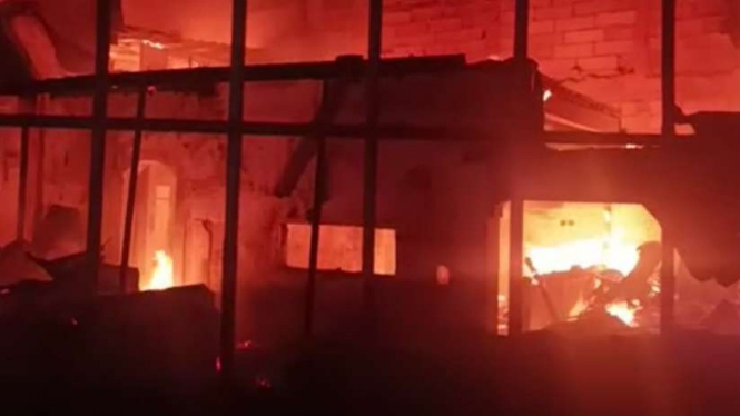 Kebakaran besar melanda sebuah rumah kawasan padat penduduk di Jalan Bangka Buntu I, Kelurahan Bangka, Mampang Prapatan, Jakarta Selatan, Senin malam, 26 Desember 2022.