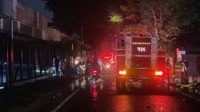 Mobil pemadam di lokasi kebakaran besar di kawasan Jakarta Barat.
