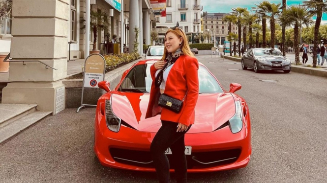 Sosok wanita diduga kebaya hijau Renna Dyana