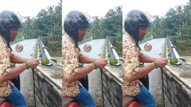 Viral! Pengendara Motor Ambil Telor Sesajen Jembatan 