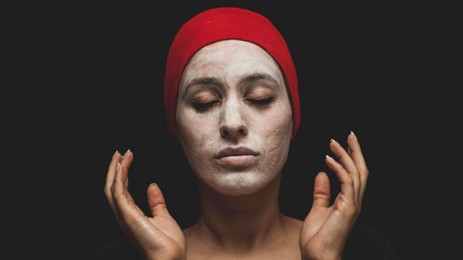 ilustrasi menggunakan clay mask