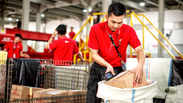 Karyawan J&T Express melakukan pengecekan paket