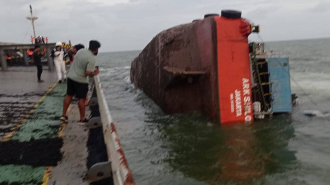 Kapal ARK Shiloh tenggelam.
