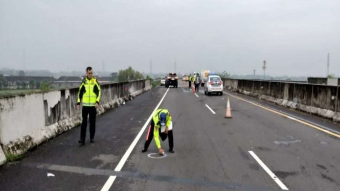 Sejumlah petugas Satlantas Polres Sragen saat melakukan oleh TKP kejadian laka lantas di Jalan Tol KM 540.600 B tepatnya di Dukuh Jambu, Desa Kebonromo Kecamatan Ngrampal Kabupaten Sragen Jawa Tengah, Kamis, 29 Desember 2022.