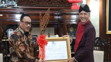 Gubernur Jawa Tengah Ganjar Pranowo (kanan)