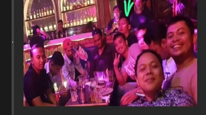 Pengacara Ferdy Sambo menunjukan foto Brigadir J di Klub Malam