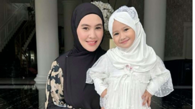 Kartika Putri dan anaknya Khalisa