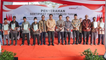 Menteri Agraria dan Tata Ruang/Kepala Badan Pertanahan Nasional (ATR/BPN) Hadi Tjahjanto saat menyerahkan sertifikat tanah di Pasuruan.
