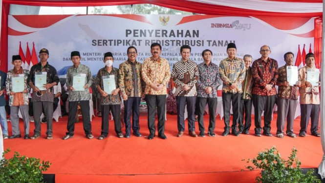 Menteri Agraria dan Tata Ruang/Kepala Badan Pertanahan Nasional (ATR/BPN) Hadi Tjahjanto saat menyerahkan sertifikat tanah di Pasuruan.