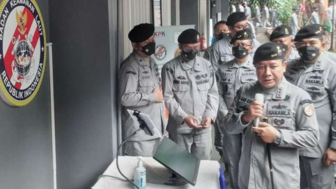 Kepala Bakamla RI Laksamana Madya TNI Aan Kurnia meresmikan ruang layanan pengaduan di Kompleks Kantor Bakamla, Jakarta, Kamis, 29 Desember 2022.