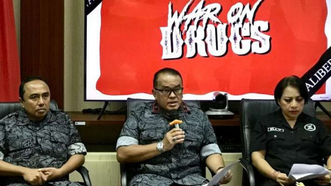 Kepala BNN Bali Brigjen Pol. R. Nurhadi Yuwono (tengah) menyampaikan capaian kinerja BNN Bali dan BNN kabupaten/kota di Bali sepanjang 2022 pada sesi jumpa pers di Denpasar, Bali, Kamis, 29 Desember 2022.