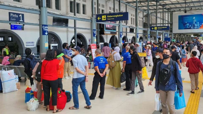 Suasana Stasiun Pasar Senen, Jakarta 