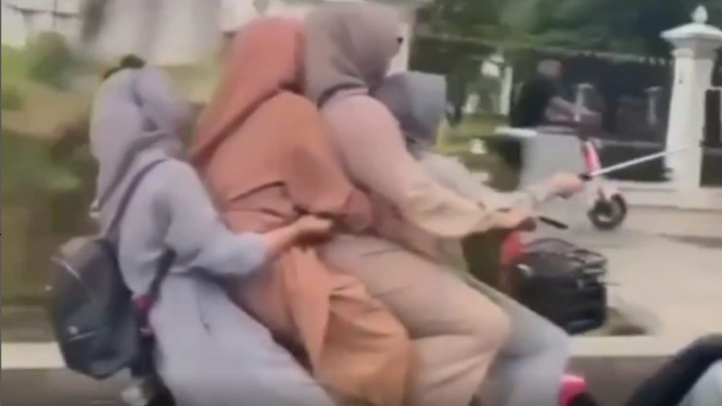 Viral! Mama Muda Naik Motor Boncengan Ramai-ramai 