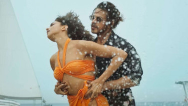 Shah Rukh Khan dan Deepika Padukone adu akting di MV Besharam Rang