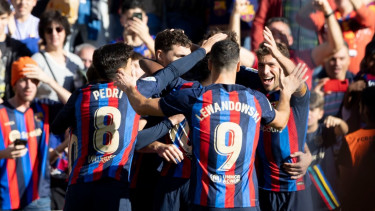 Pemain Barcelona merayakan gol
