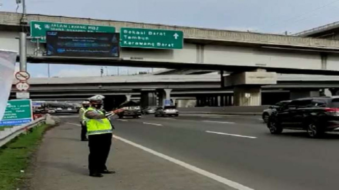 Arus lalu lintas di Tol Cikampek arah Jakarta usai libur tahun baru 