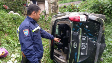 Mobil Avanza jatuh ke jurang di Tamansari, Ciapus, Bogor