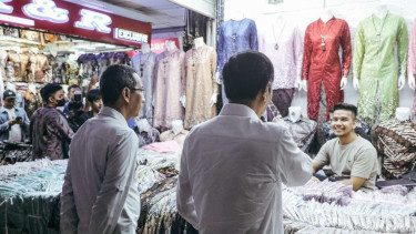 Presiden Jokowi didampingi Pj Gubernur DKI Heru Budi kunjungi Pasar Tanah Abang.