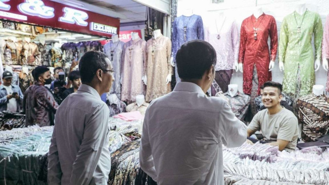 Presiden Jokowi didampingi Pj Gubernur DKI Heru Budi kunjungi Pasar Tanah Abang.