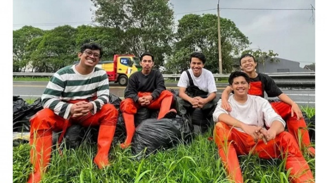 Pemuda bersihkan sampah