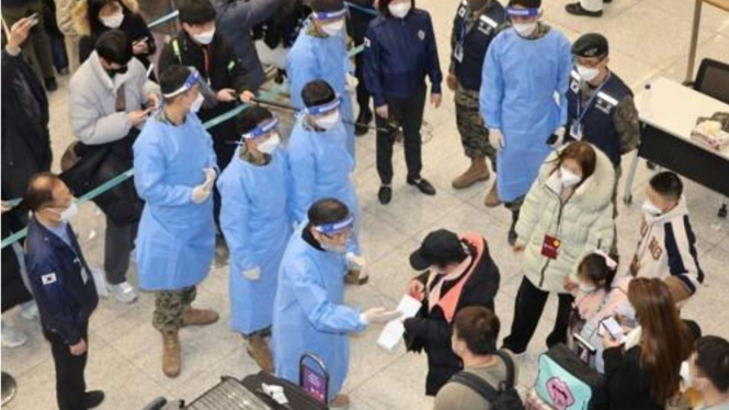 Turis dari China melakukan tes PCR di Bandara Internasional Incheon, Seoul