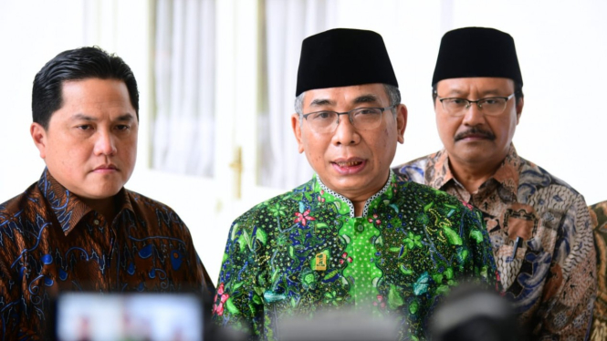 Ketua Umum Pengurus Besar Nahdlatul Ulama (PBNU), Yahya Cholil Staquf (tengah)
