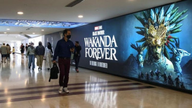 Warga Malaysia mengenakan masker saat mengunjungi sebuah pusat perbelanjaan di Kuala Lumpur.