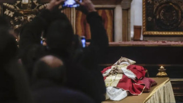 Jenazah Paus Emeritus Benediktus XVI, disemayamkan di Basilika Santo Petrus pada hari Senin, 2 Januari 2023.