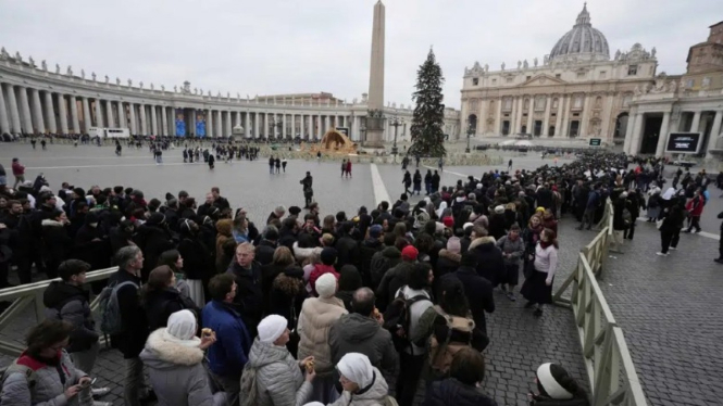 Masyarakat Katolik mengantre masuk gedung Basilika Santo Petrus, Vatikan, pada Senin, 2 Januari, untuk melihat jenazah Paus Emeritus Benediktus XVI.