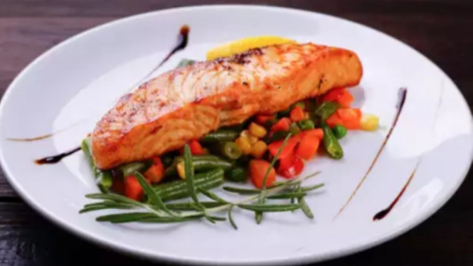 Ikan goreng saus cabai manis