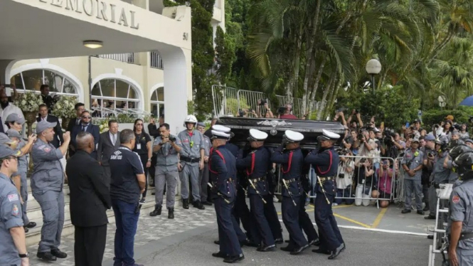 Jenazah Pele dimakamkan di Pemakaman Necropole Ecumenica Memorial di Vila Belmiro Santos, Brasil, Selasa 3 Januari 2023. 