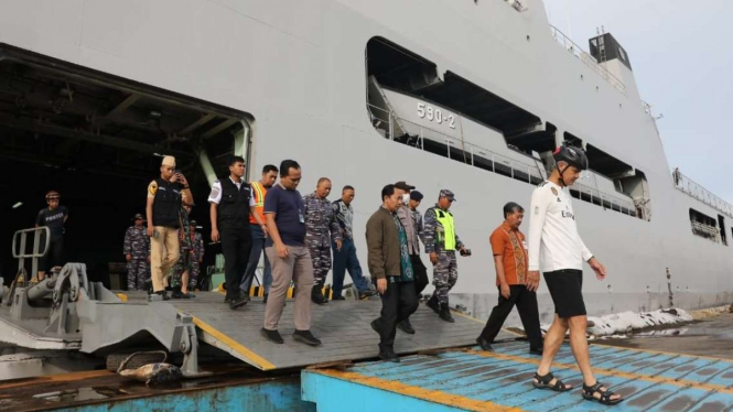 Gubernur Jateng Ganjar Pranowo saat melihat KRI Makassar di Semarang.