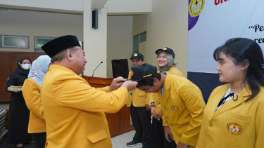 Rektor Unsoed memakaikan atribut kepada mahasiswa KKN 