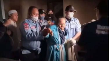 Rumah Mewah Tanpa Listrik dan Air Bersih Selama 12 Tahun, Ini Kisah Ibu Eny