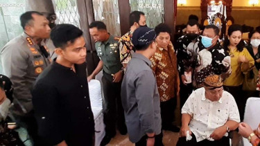 Dua kubu berseteru Keraton Kasunanan Surakarta, difasilitasi Wali Kota Solo Gibran Rakabuming Raka, bertemu dan bersepakat untuk mengakhiri konflik internal keluarga kerajaan itu di rumah dinas Loji Gandrung, Solo, Rabu, 4 Januari 2023.