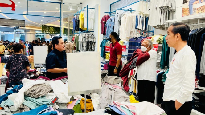 Presiden Jokowi dan para menteri beli produk lokal saat ke Mal di Pekanbaru